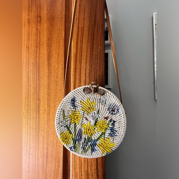 NWOT White Rattan Round Crossbody Bag with flowers application - Picture 2 of 6